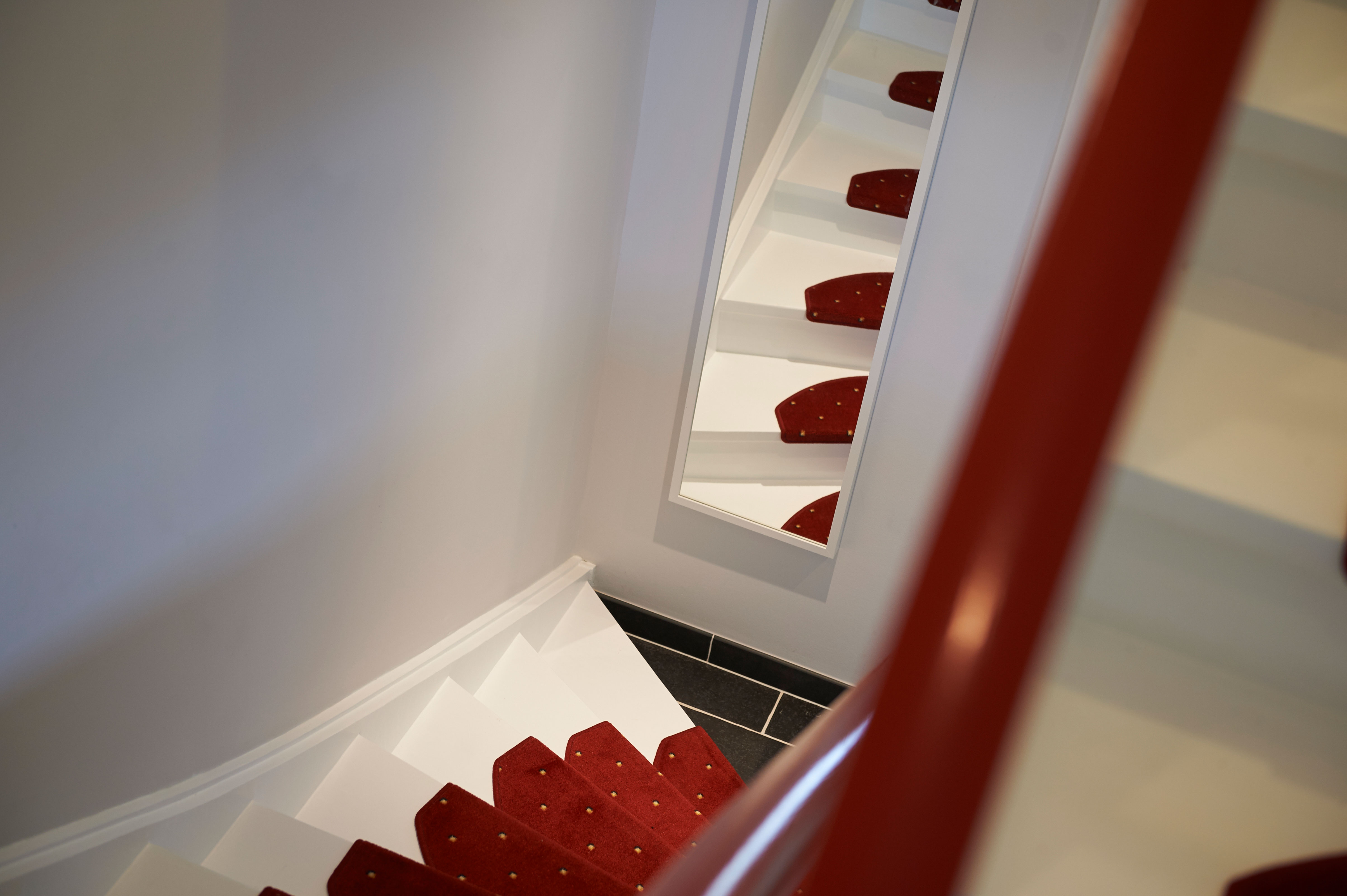 eine breite Treppe führt ins Obergeschoss